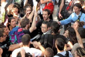 jordi terrades entrant al Parlament